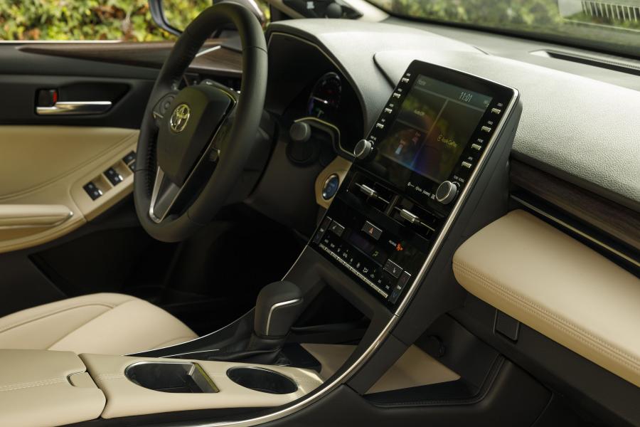 Интерьер Toyota Avalon Hybrid XLE 2018 года  (фото 5 из 13)